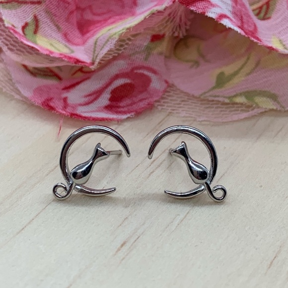Sterling Silver 925 Cat Moon Stud Earrings - Picture 1 of 5